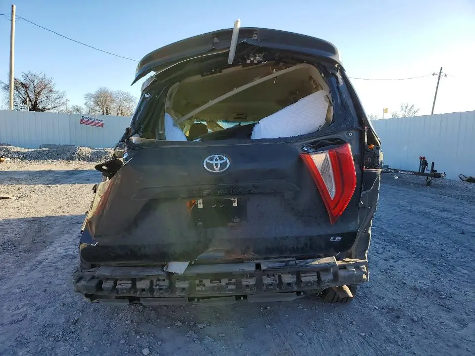 2015 TOYOTA SIENNA LE 8-PASSENGER  