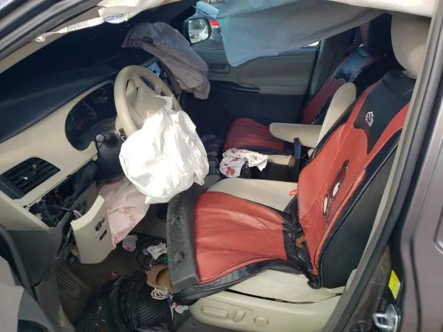 2011 TOYOTA SIENNA LE  