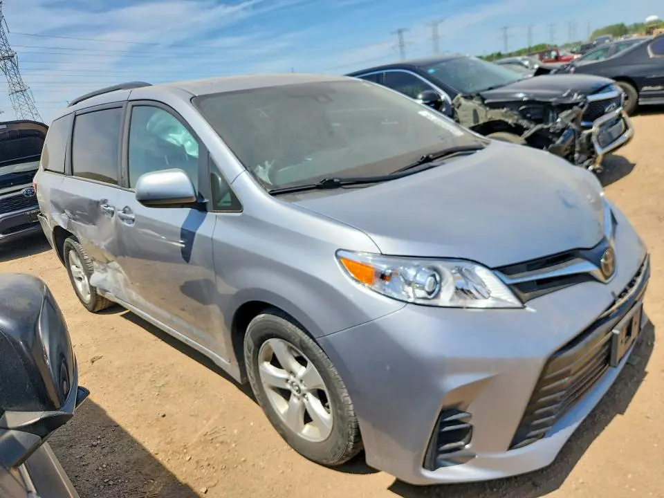 2018 TOYOTA SIENNA LE  