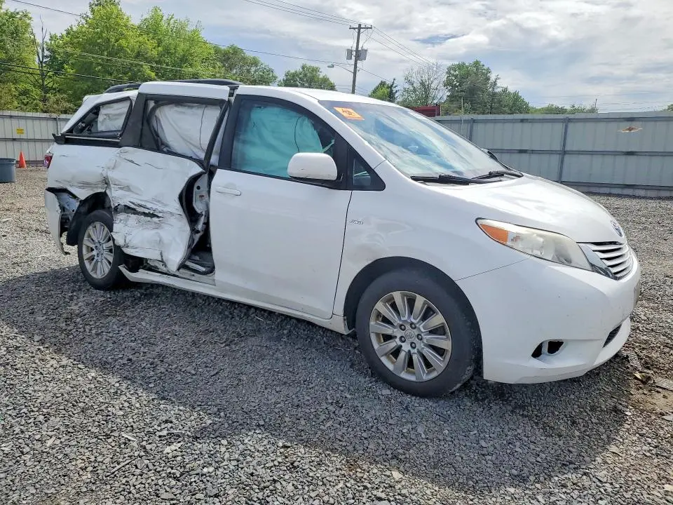 2016 TOYOTA SIENNA LE  