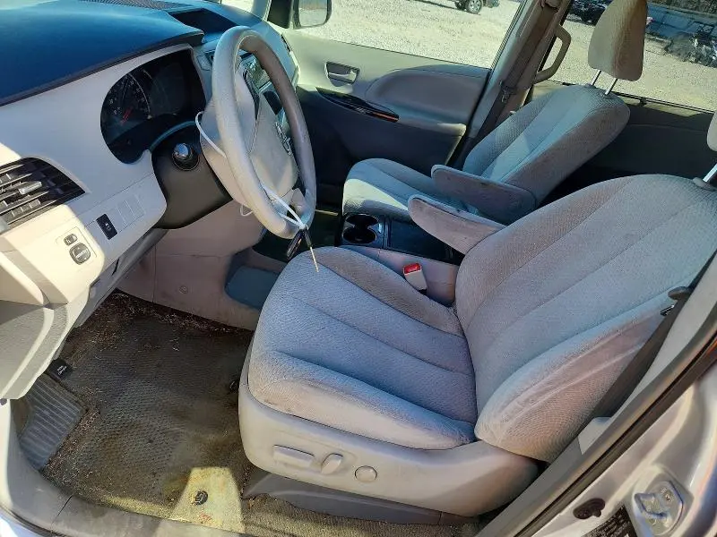 2014 TOYOTA SIENNA LE  