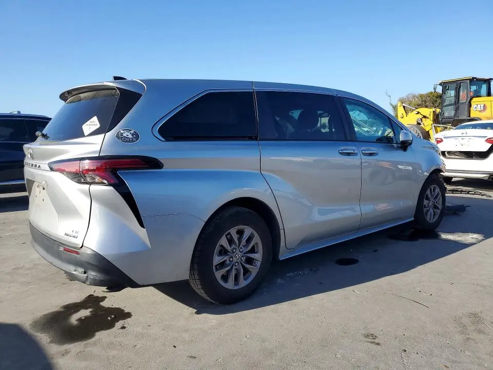 2022 TOYOTA SIENNA LE 8-PASSENGER  