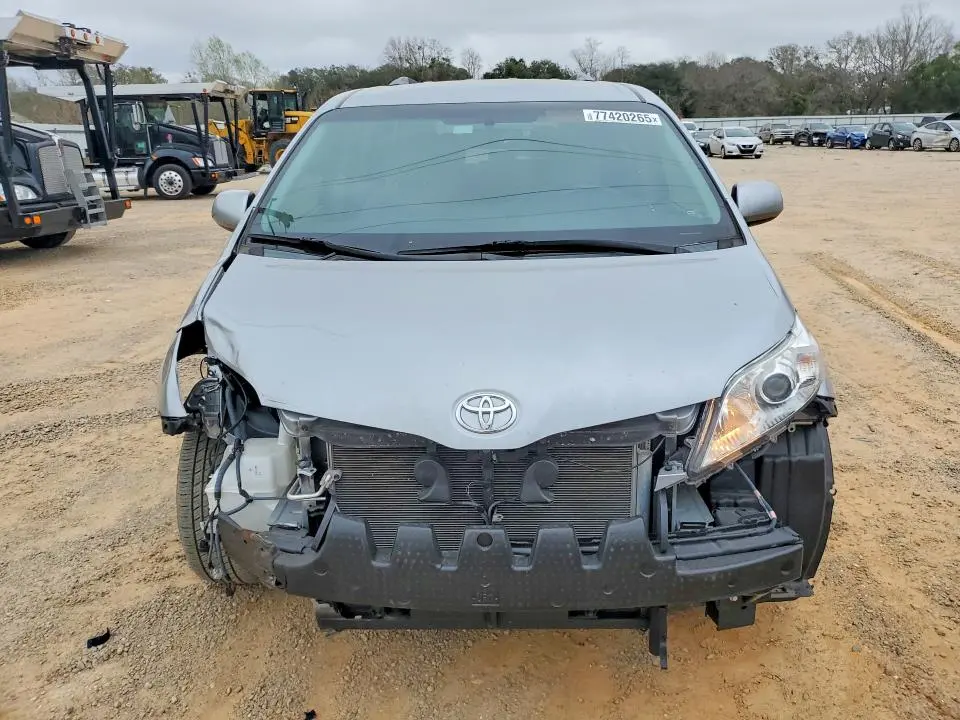 2016 TOYOTA SIENNA LE  