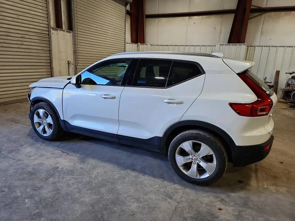 2021 VOLVO XC40 T4 MOMENTUM  
