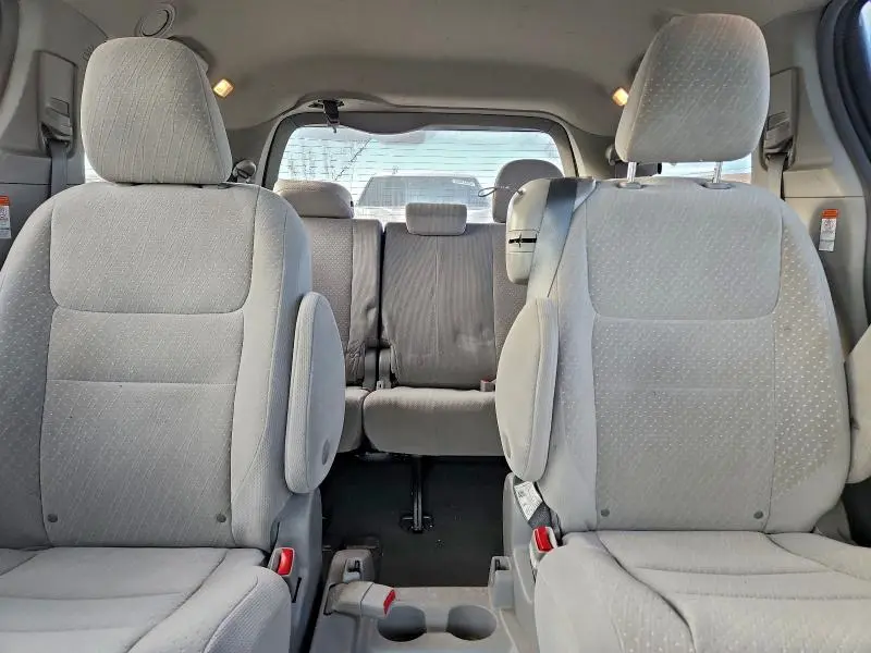2019 TOYOTA SIENNA LE  