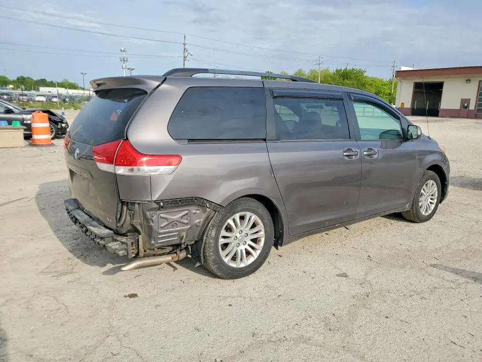 2014 TOYOTA SIENNA XLE 8-PASSENGER  