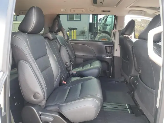 2017 TOYOTA SIENNA SE  