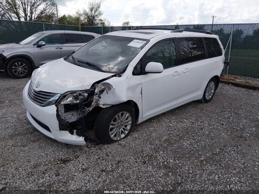 2013 TOYOTA SIENNA XLE V6 8 PASSENGER