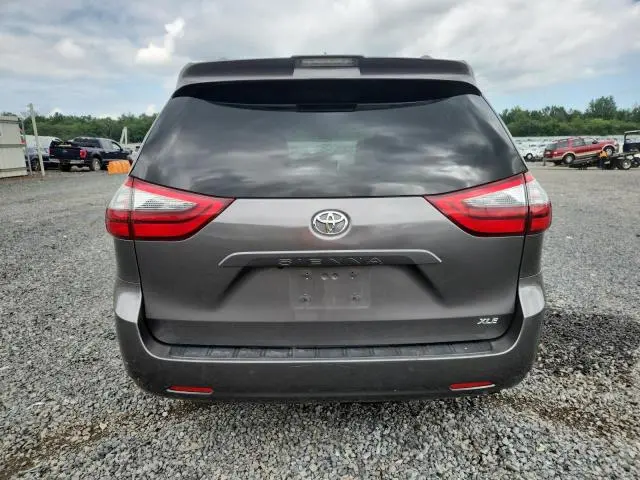 2020 TOYOTA SIENNA XLE  