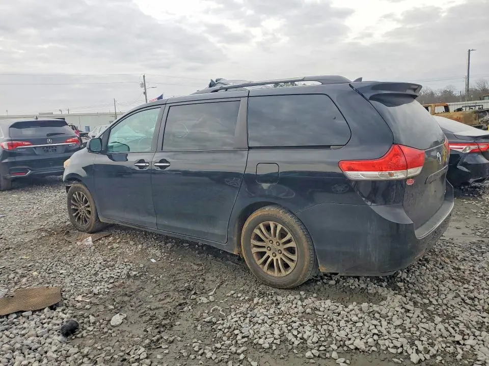 2013 TOYOTA SIENNA XLE  