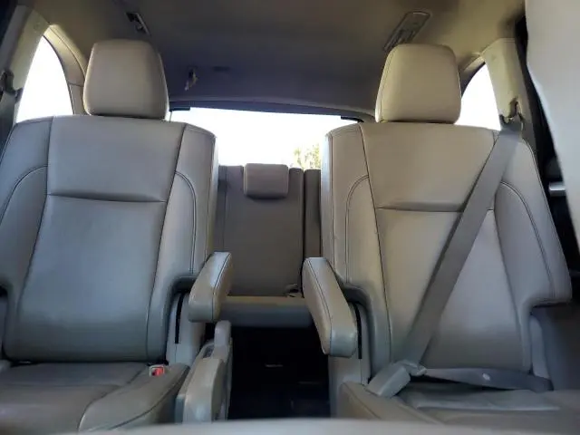 2019 TOYOTA HIGHLANDER SE  