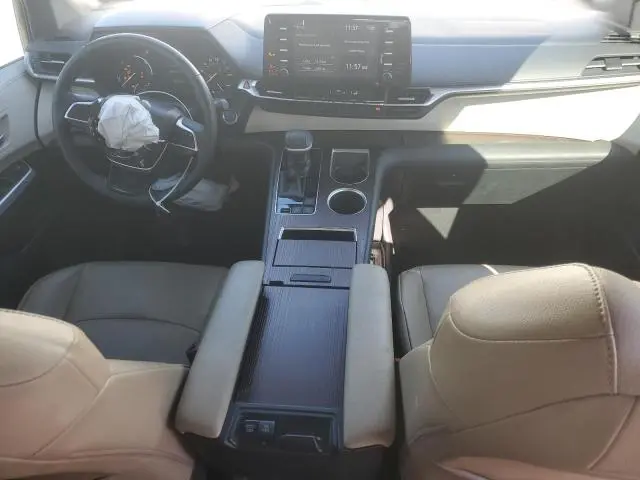 2021 TOYOTA SIENNA XLE  