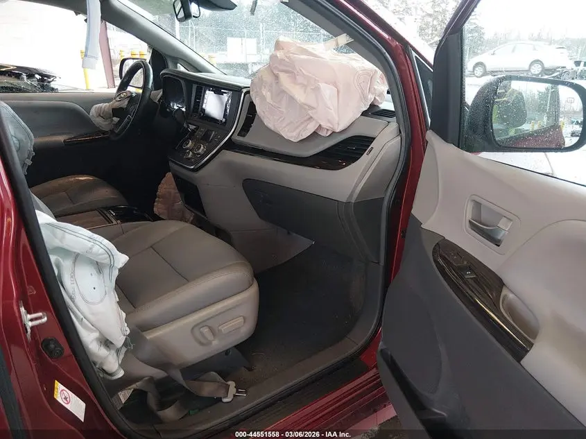 2018 TOYOTA SIENNA XLE 8 PASSENGER