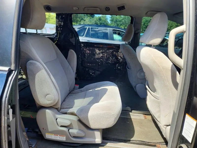 2017 TOYOTA SIENNA LE  