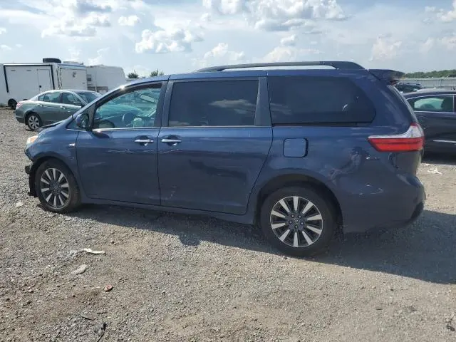 2019 TOYOTA SIENNA XLE  