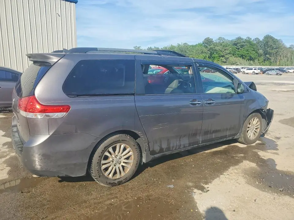 2013 TOYOTA SIENNA XLE 8-PASSENGER  