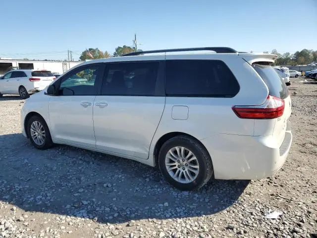 2017 TOYOTA SIENNA XLE  