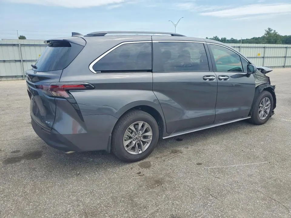 2025 TOYOTA SIENNA XLE 8-PASSENGER  