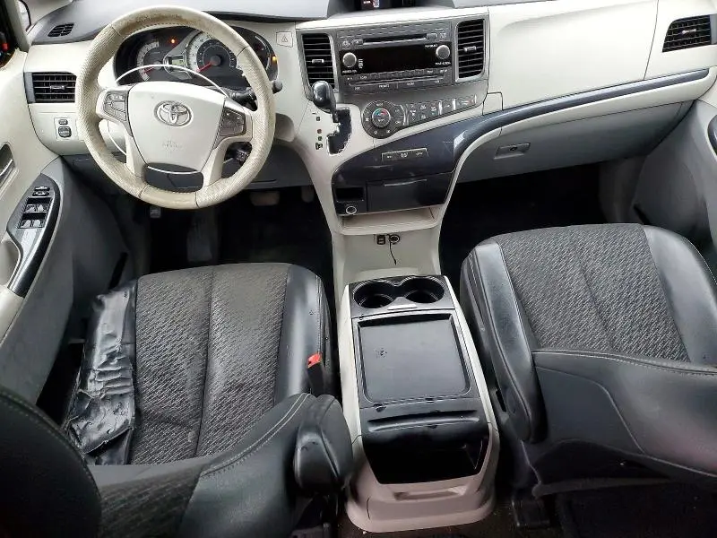 2011 TOYOTA SIENNA SE 8-PASSENGER  