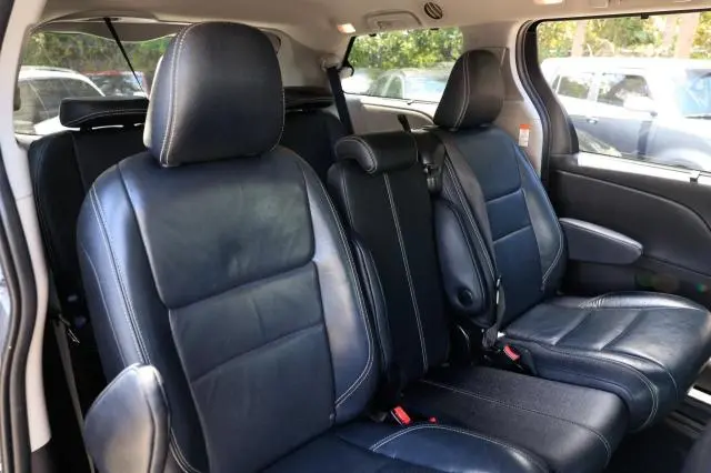 2016 TOYOTA SIENNA SE  