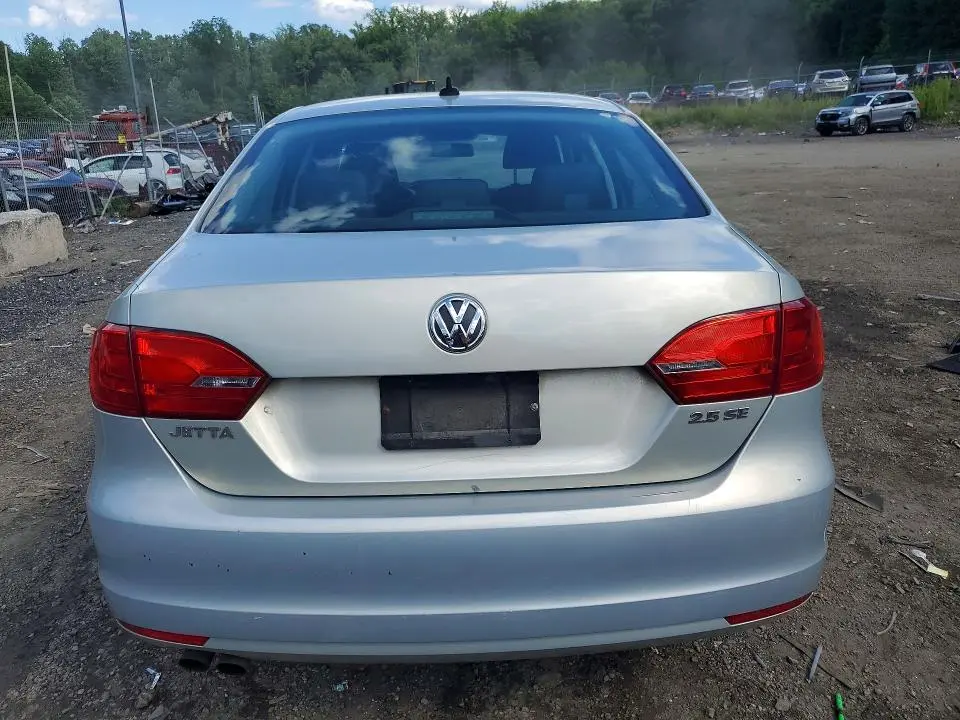 2011 VOLKSWAGEN JETTA SE  