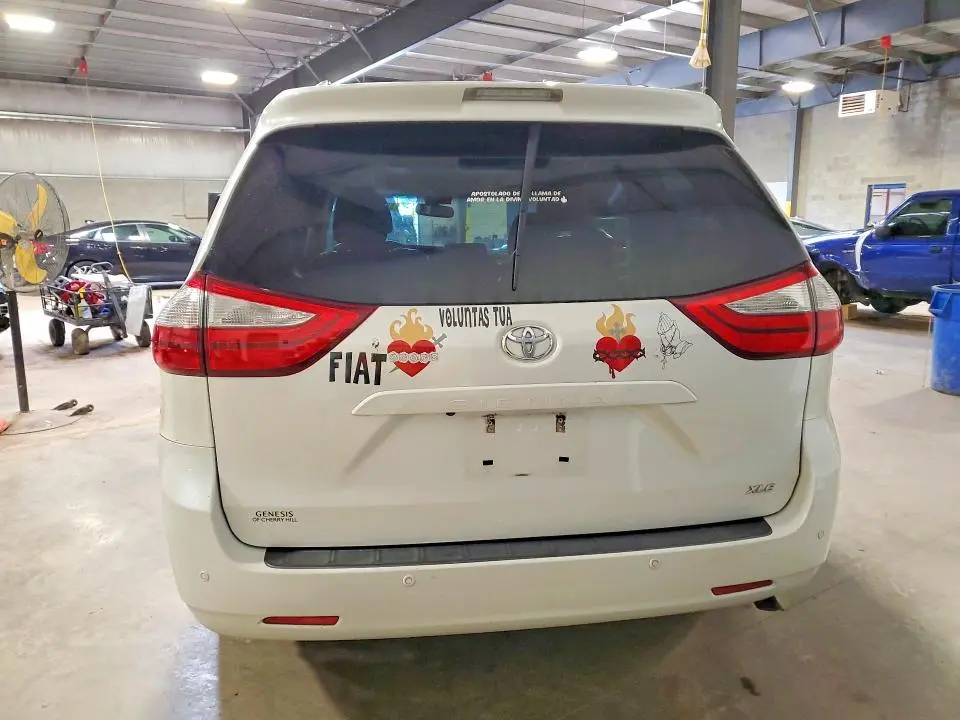 2016 TOYOTA SIENNA XLE PREMIUM 8-PASSENGER  