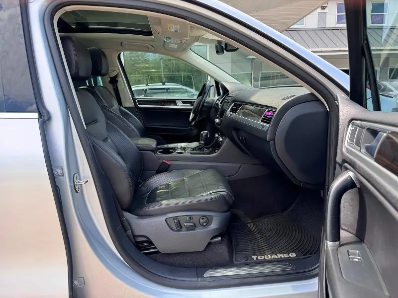 2017 VOLKSWAGEN TOUAREG EXECUTIVE  