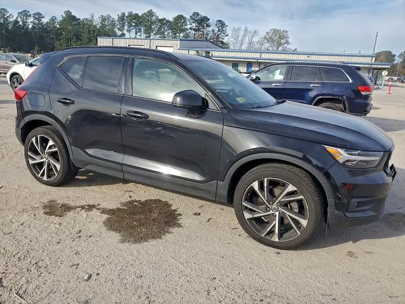 2020 VOLVO XC40 T5 R-DESIGN  