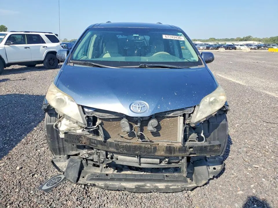 2013 TOYOTA SIENNA LE  