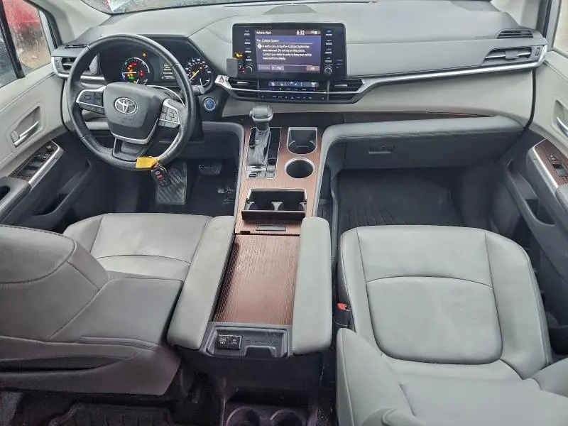 2022 TOYOTA SIENNA XLE  