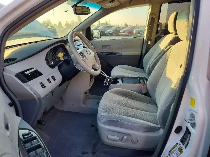 2011 TOYOTA SIENNA LE 8-PASSENGER  