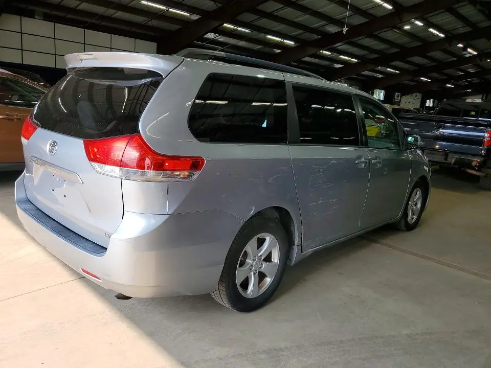 2014 TOYOTA SIENNA LE  