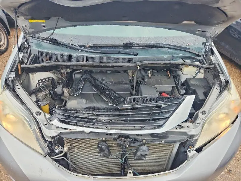 2012 TOYOTA SIENNA LE  