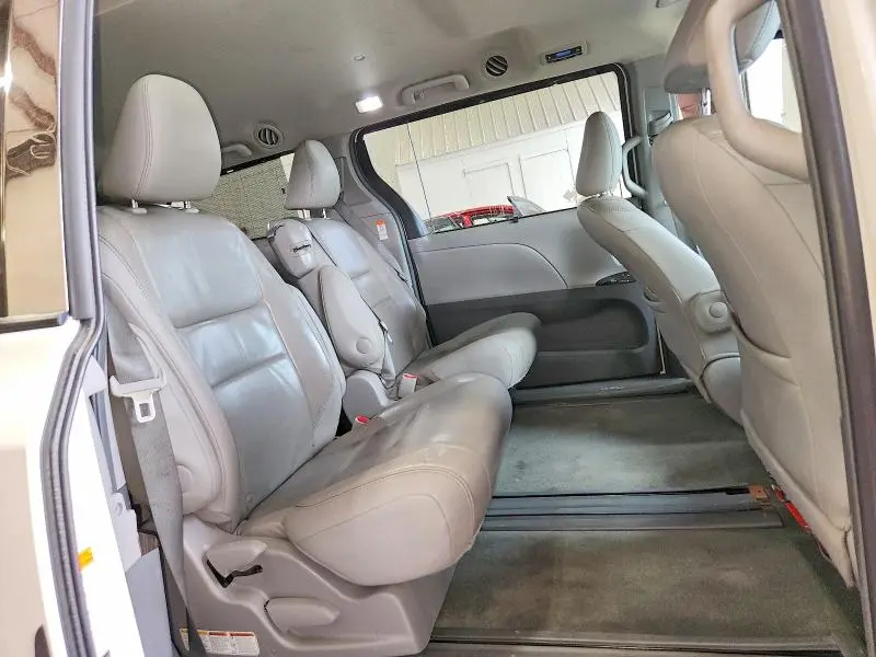 2015 TOYOTA SIENNA XLE 8-PASSENGER  