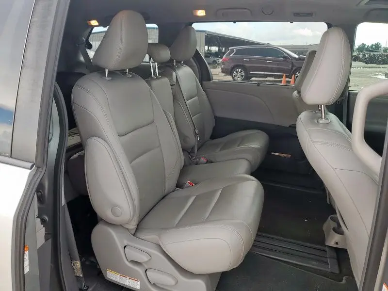 2019 TOYOTA SIENNA XLE  