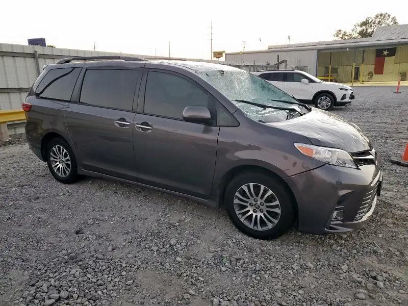 2020 TOYOTA SIENNA XLE  