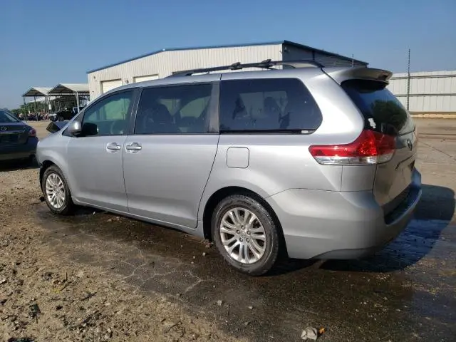 2013 TOYOTA SIENNA XLE  