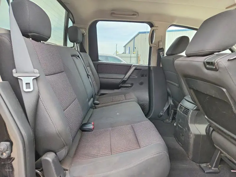 2010 NISSAN TITAN SE  