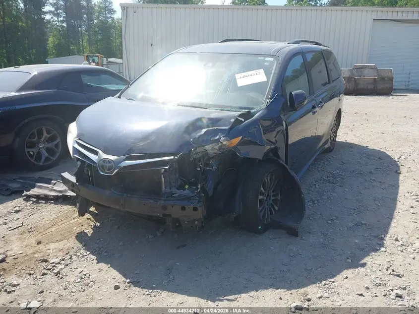 2019 TOYOTA SIENNA XLE 8 PASSENGER