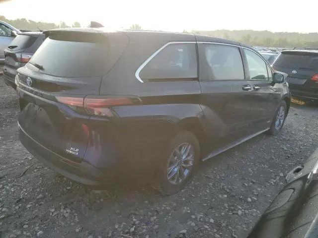 2021 TOYOTA SIENNA XLE  