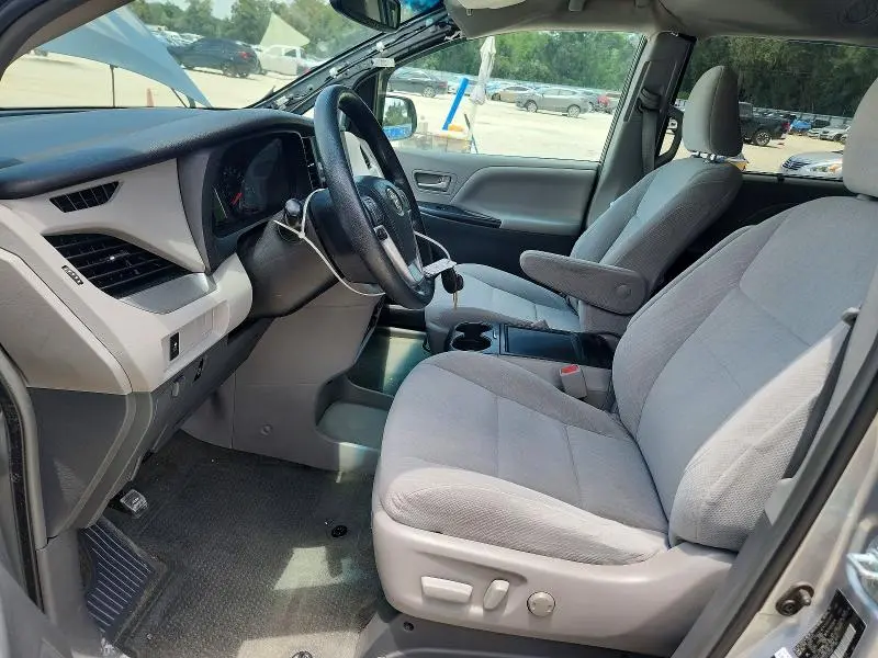 2017 TOYOTA SIENNA LE  
