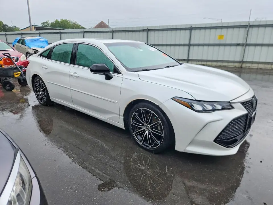 2019 TOYOTA AVALON XSE  
