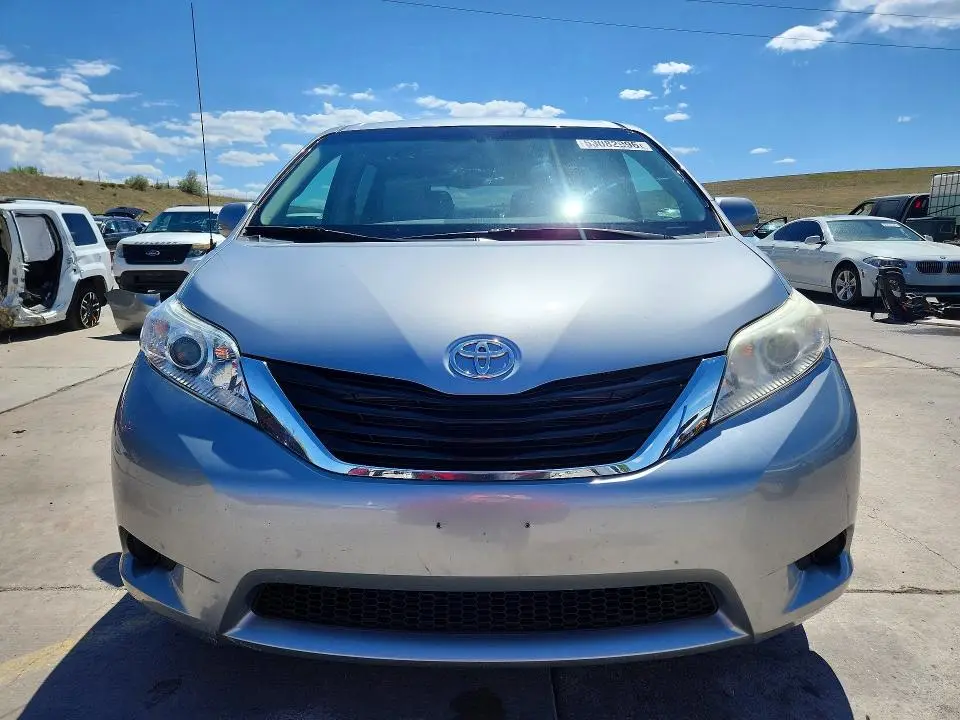 2013 TOYOTA SIENNA LE  