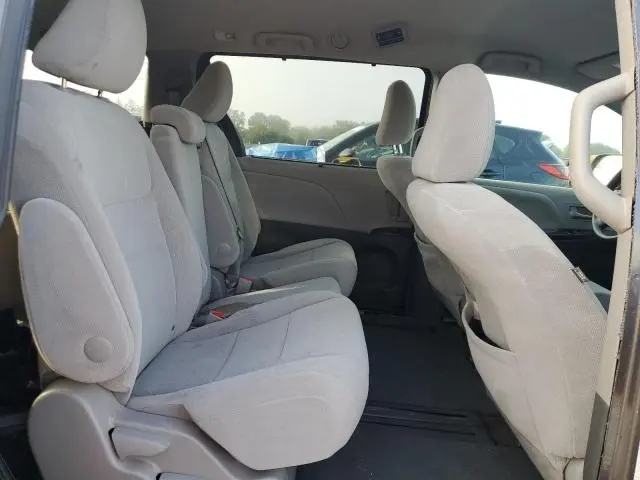 2017 TOYOTA SIENNA LE  