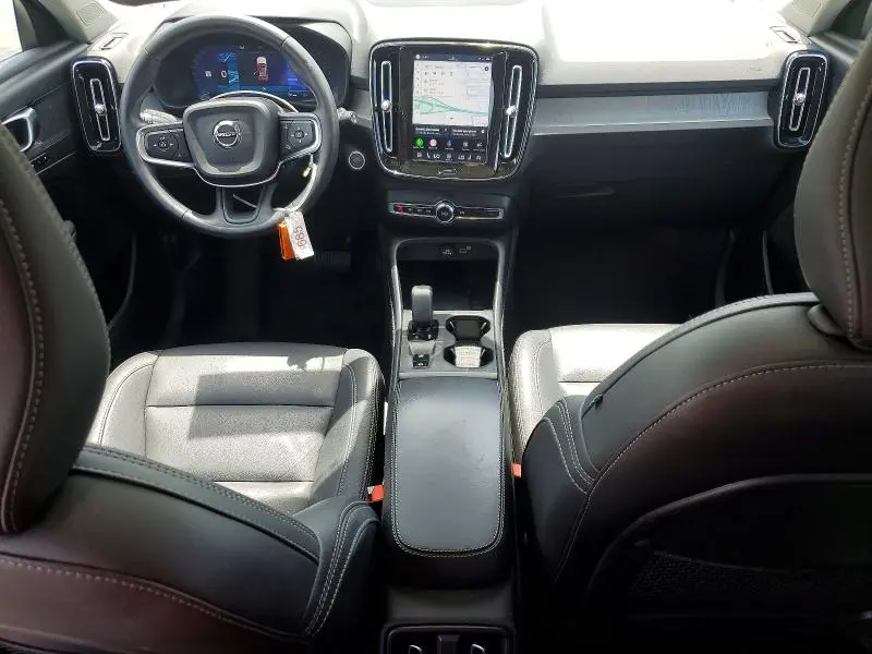 2025 VOLVO XC40 CORE  