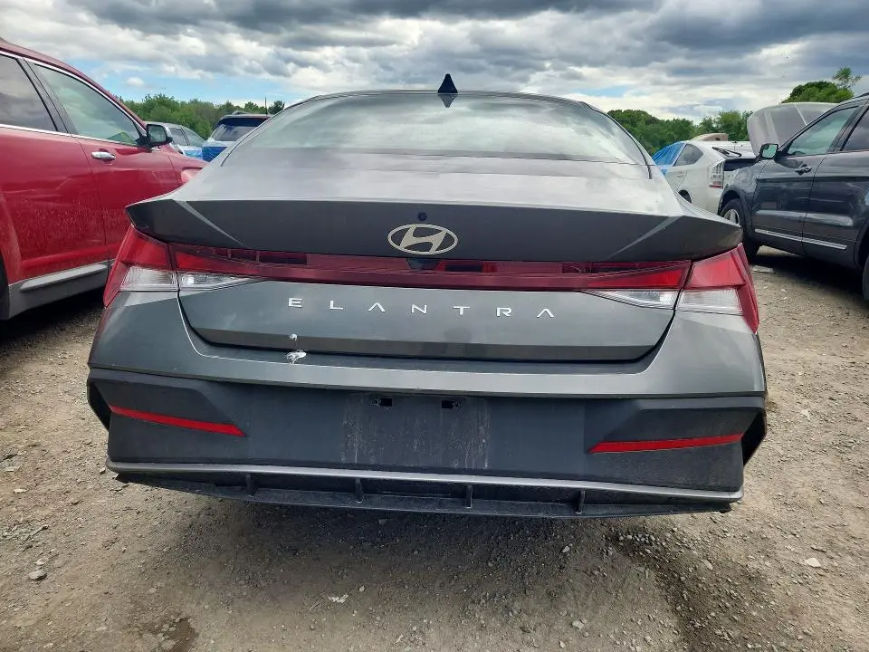 2025 HYUNDAI ELANTRA SE  