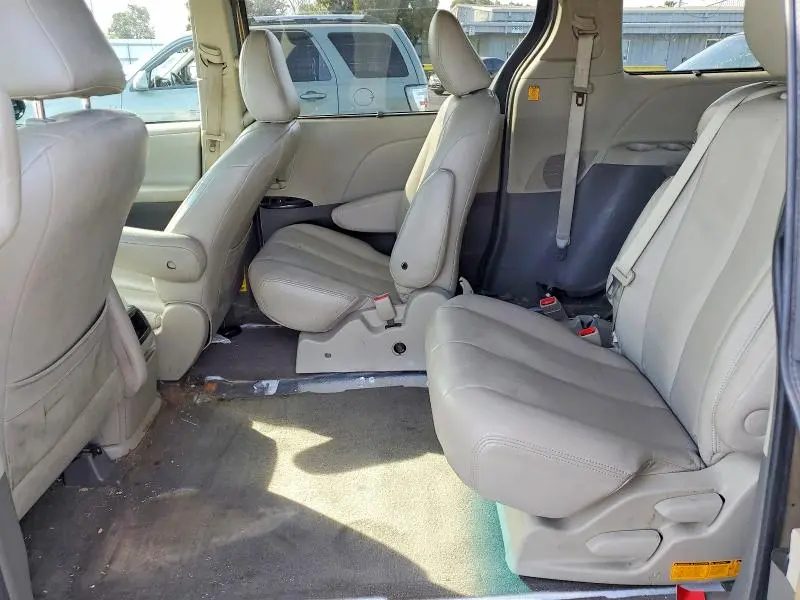 2013 TOYOTA SIENNA LE 8-PASSENGER  