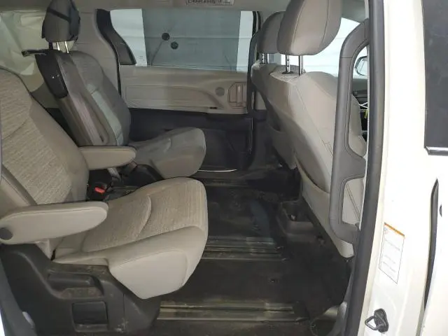 2022 TOYOTA SIENNA LE  