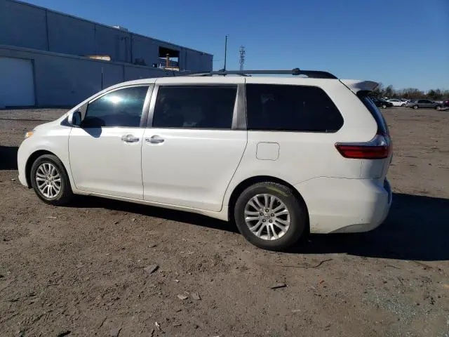 2017 TOYOTA SIENNA XLE  