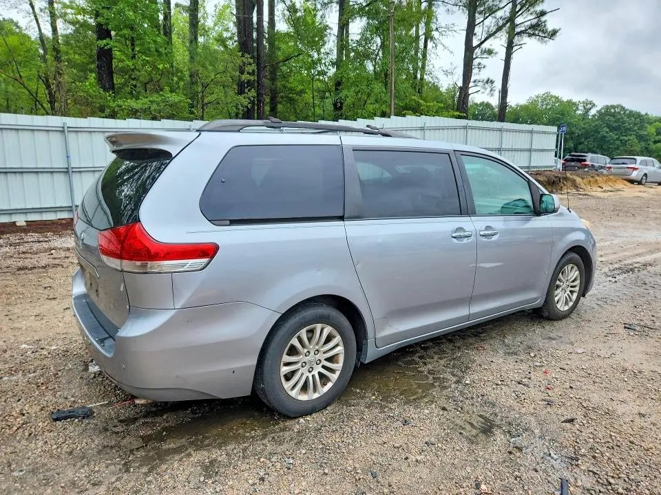 2013 TOYOTA SIENNA XLE 8-PASSENGER  